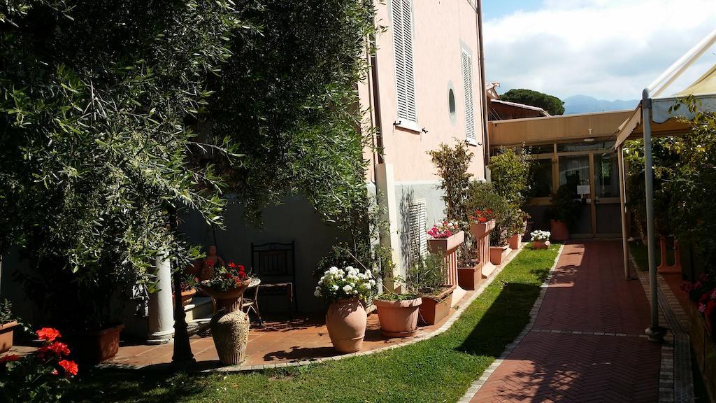 Hotel Villa Flores Marina di Pietrasanta Kültér fotó